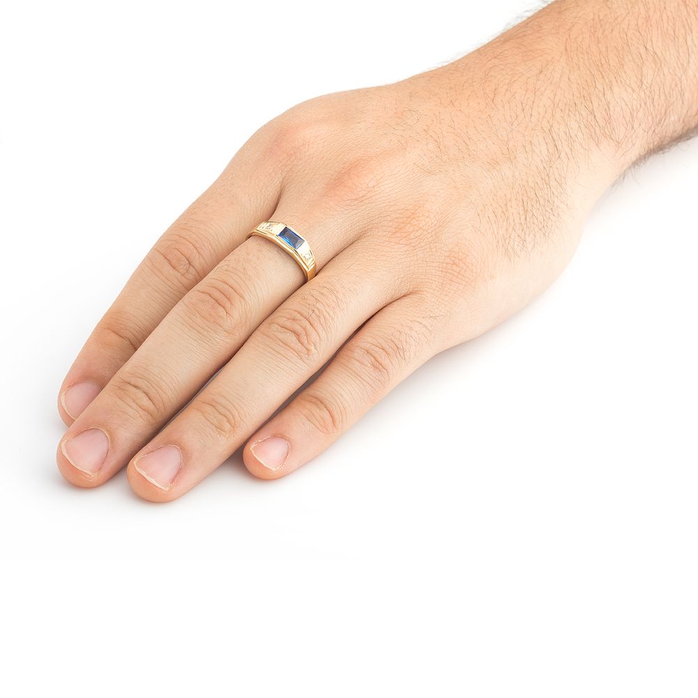 Mão masculina com anel de formatura Pedagogia em ouro 18k, zircônia azul e diamantes em still..