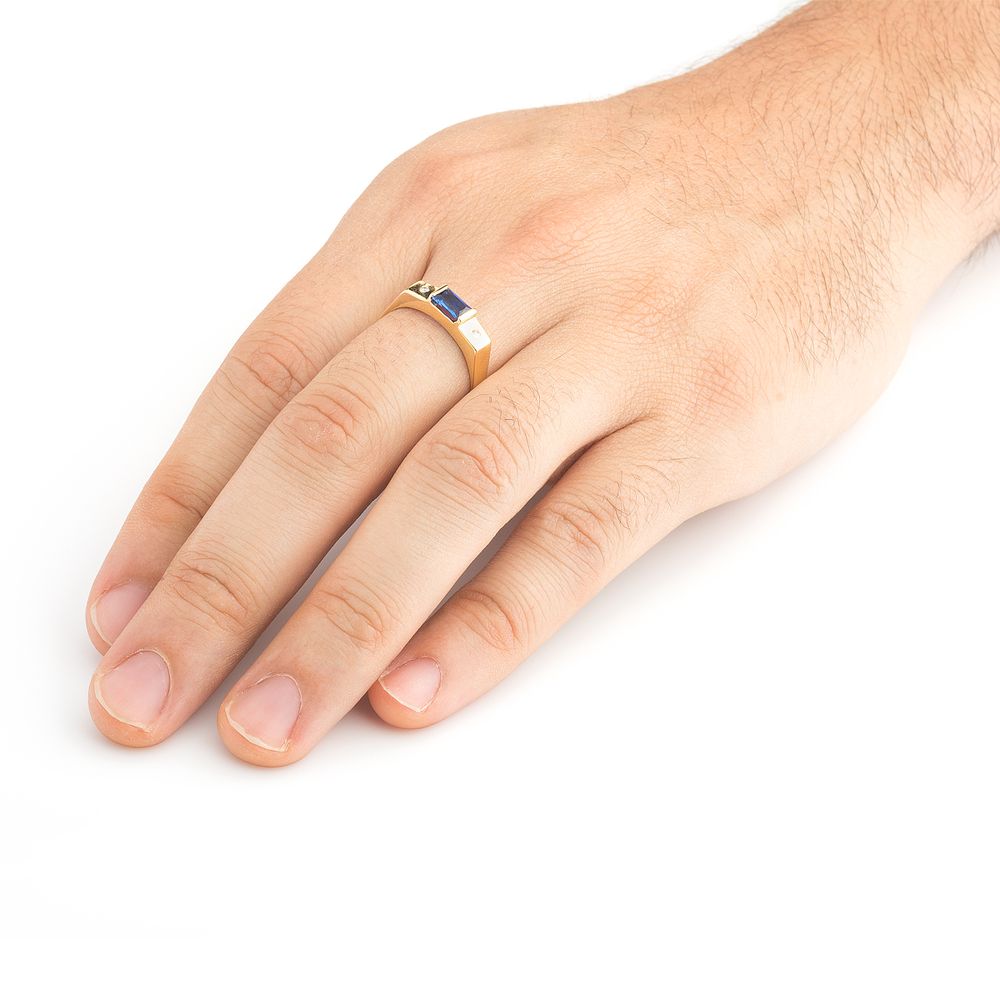 Mão de homem com anel de formatura Administração masculino de safira e diamantes em still.