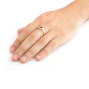 Mão de homem com anel de formatura Enfermagem masculino em ouro 18K, zircônia verde e diamante.