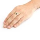 Mão de homem com anel de formatura Psicologia masculino em ouro 18k, safiras azuis e diamantes.
